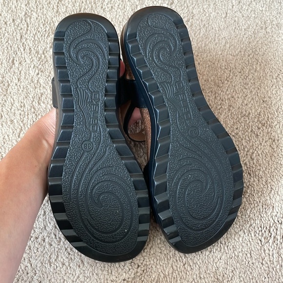 Dansko Paola Embossed Leather Flat Sandals 38 Black Comfort Shoes Women’s 8 Boho - Picture 4 of 13